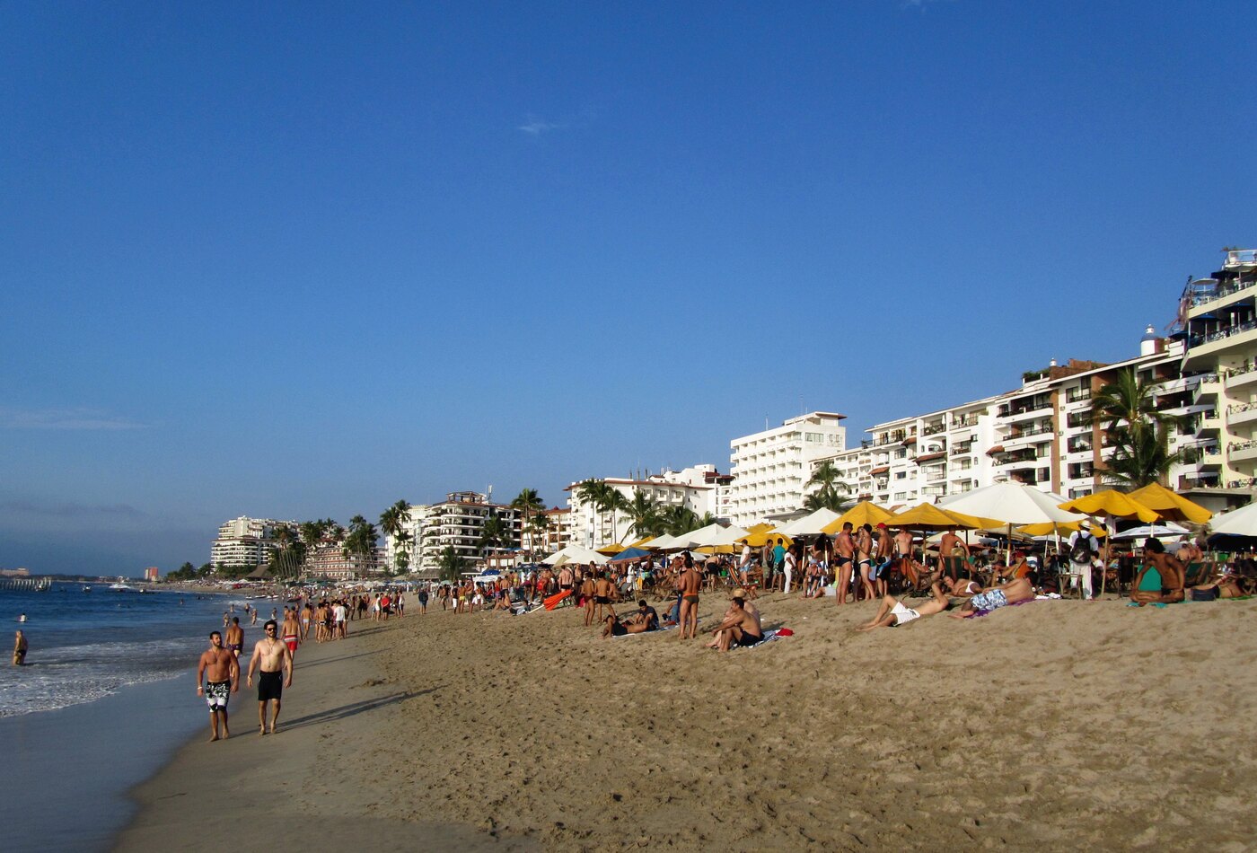 Los Muertos Beach и пляжный сезон Puerto Vallarta