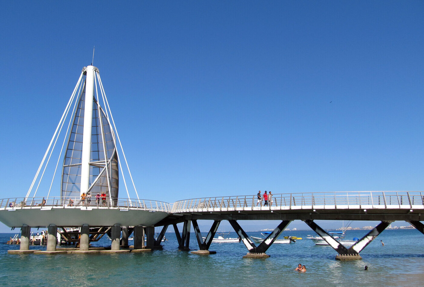 Los Muertos Pier как пляжный якорь Zona Romantica
